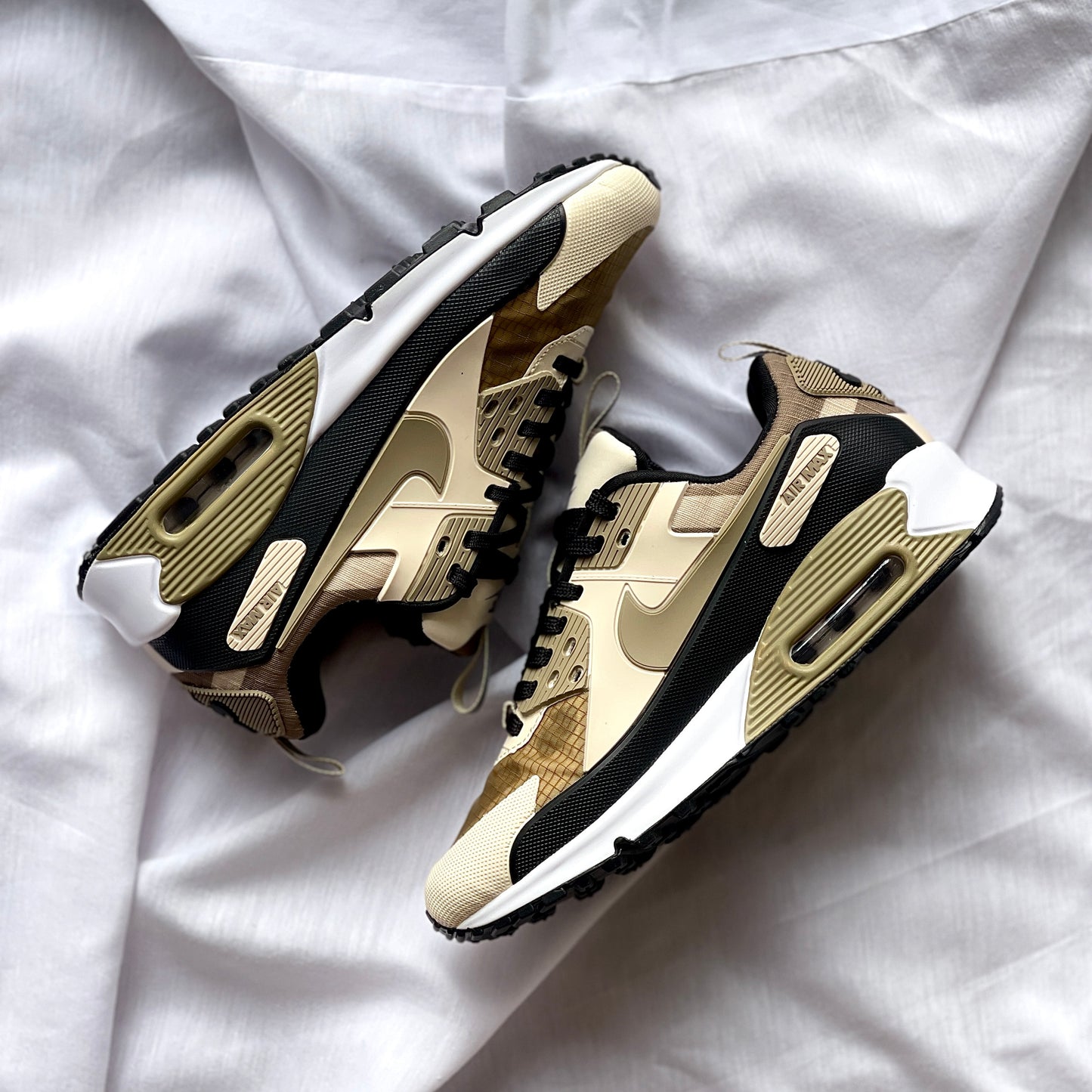 Detail shot of colour-blocked materials on Nike Air Max 90 Drift Light Orewood Brown