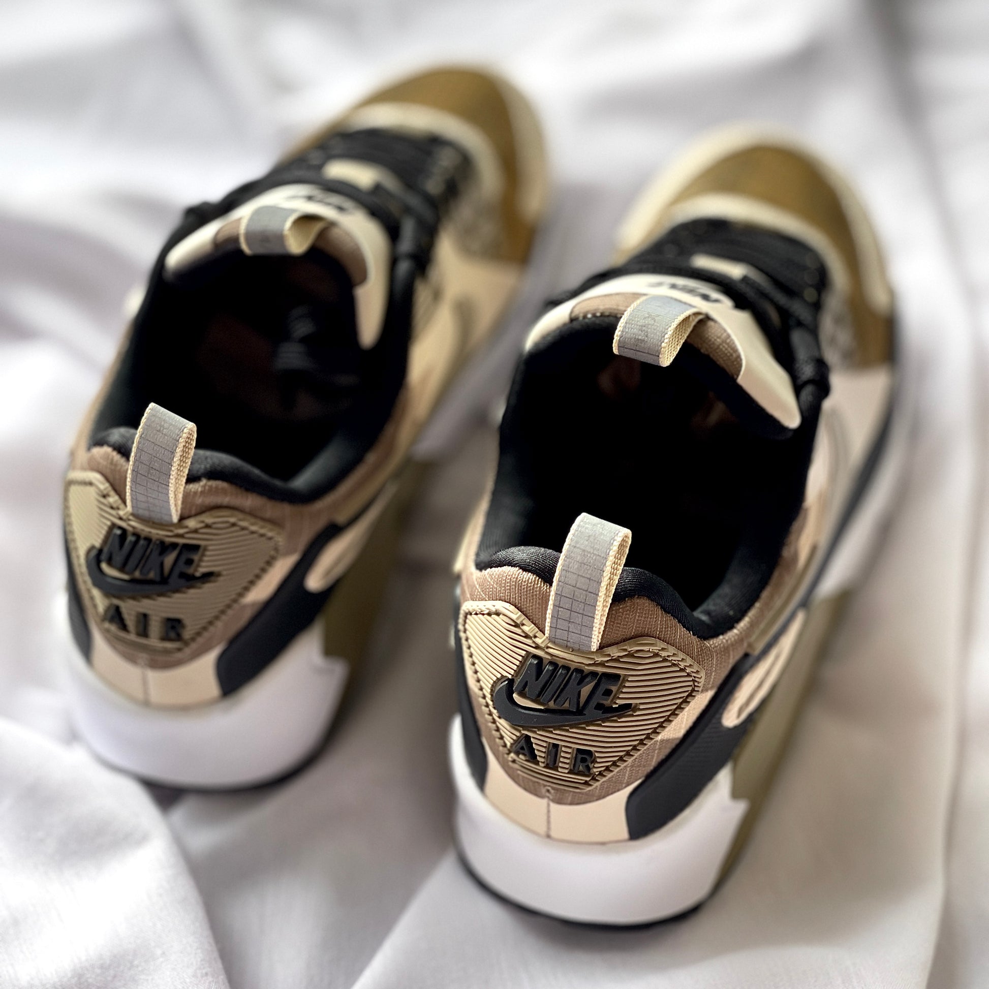 Visible Air Max unit in the heel for responsive cushioning