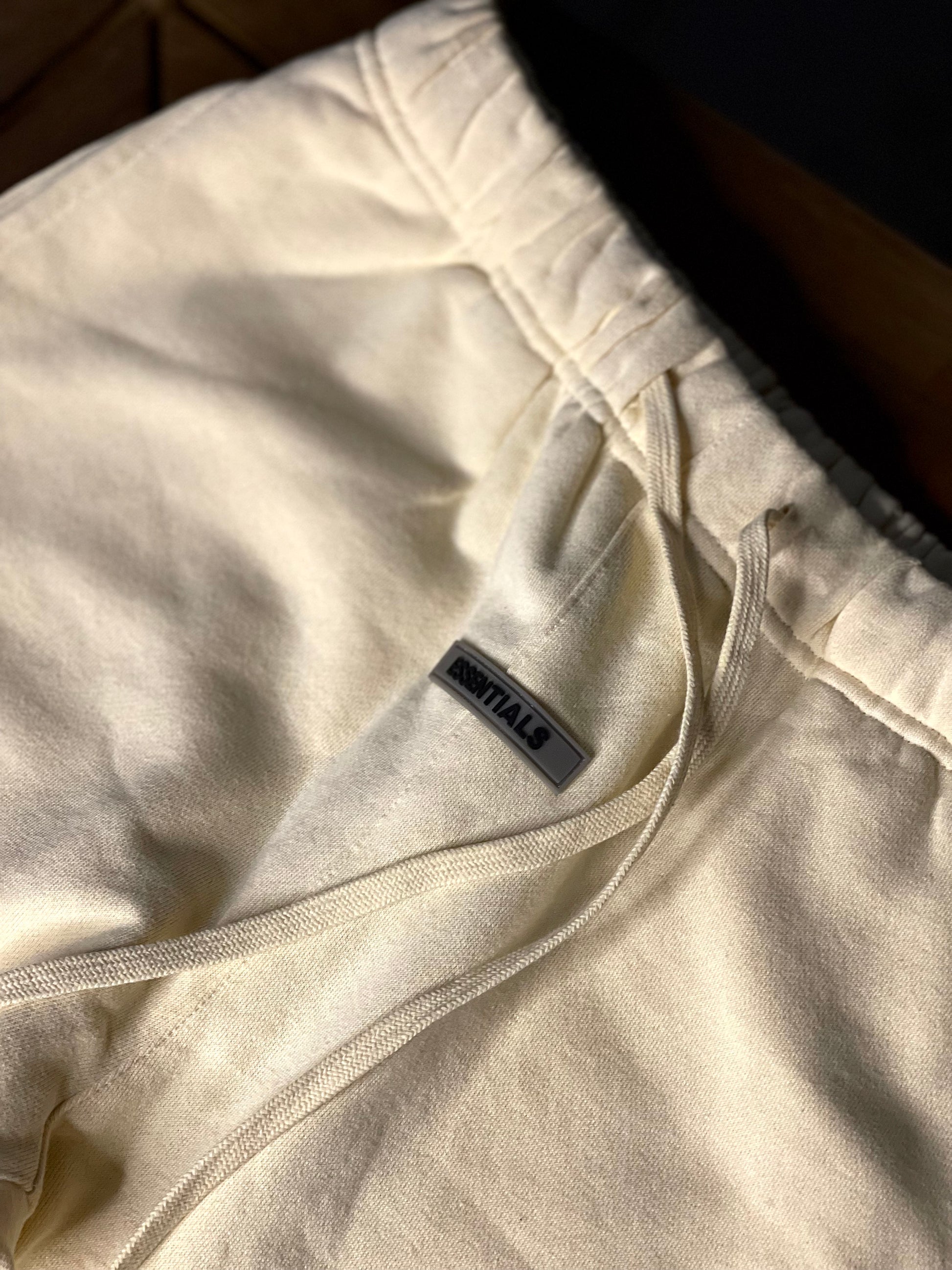 Fear of God Essentials Core Collection Sweatpant in heavyweight fleece with tapered legs, elastic cuffs, side welt pockets, and signature logo detailin_3