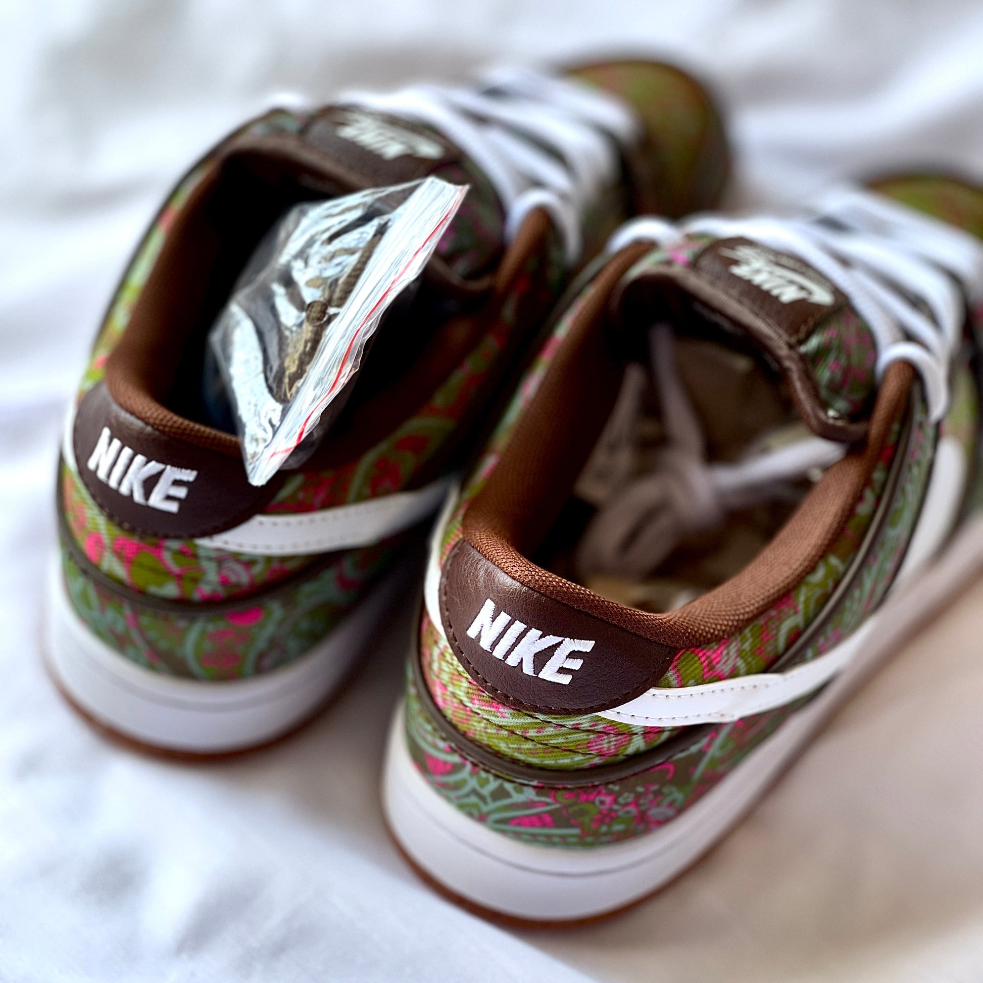 Heel stitching and branding detail on Dunk Low SB Paisley